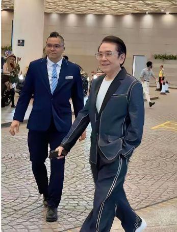 谁能相信眼前这位走路带风、穿搭新潮利落的男士，已经快80岁了？
 
姜大卫现身T