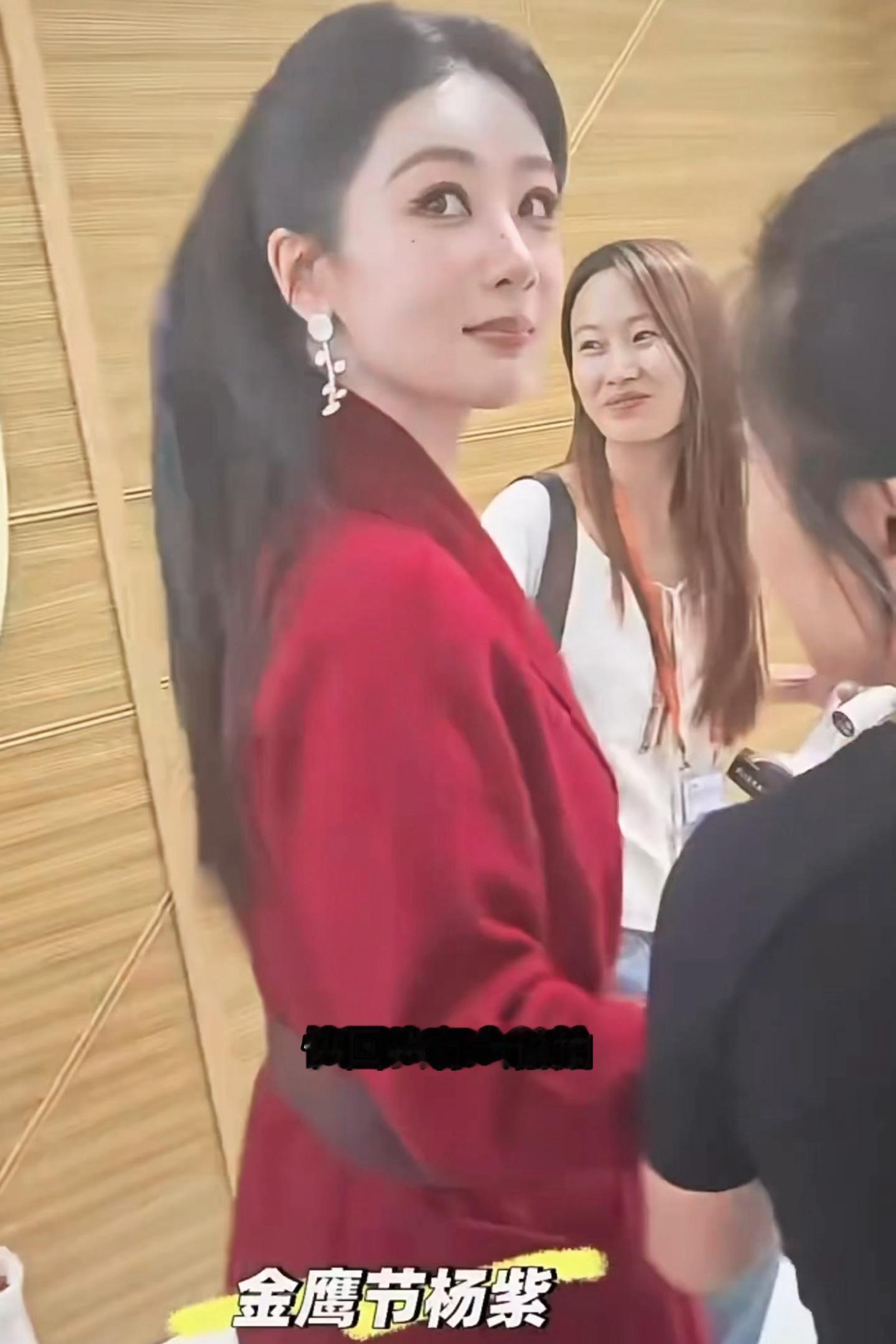 生命树剧组金鹰奖下班，导演李雪给紫紫拍照，制片人给紫紫送伴手礼，热火朝天的我真不