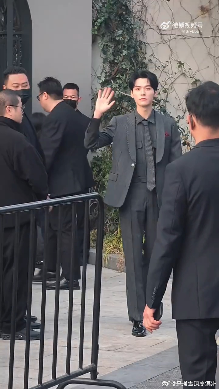 龚俊竖纹西装龚俊上海活动造型可以 