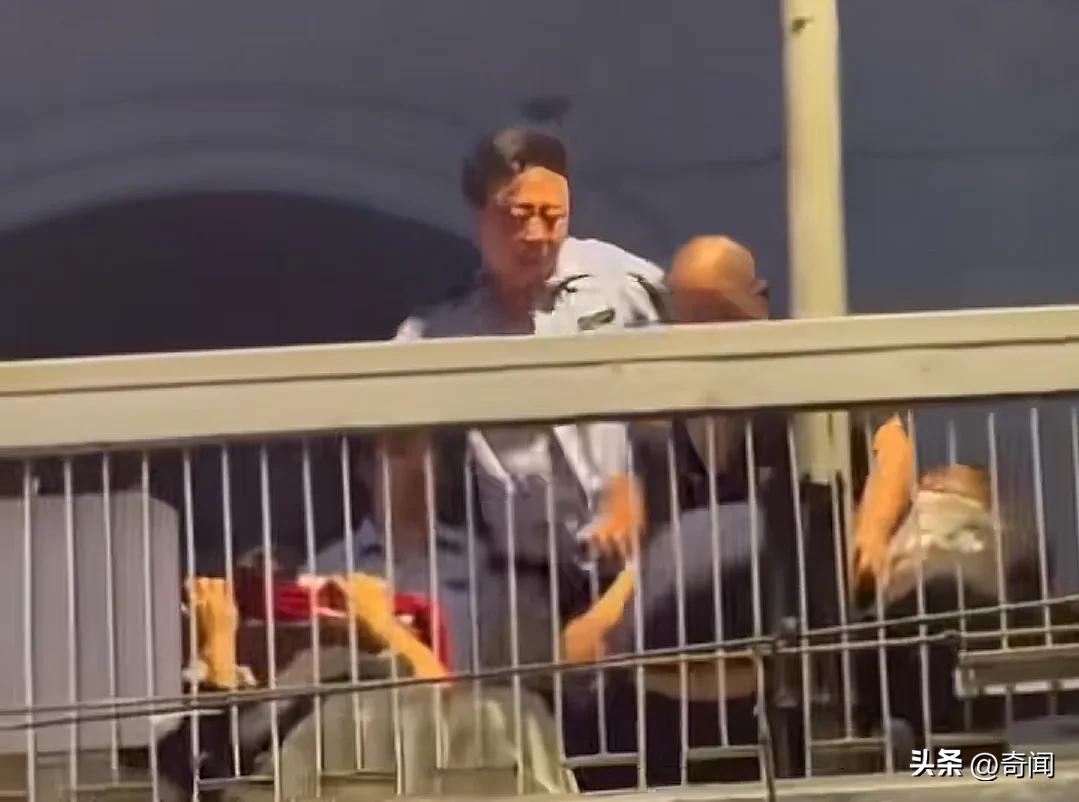 城管被摊贩打耳光，其没选择报警处理选择叫同事过来围殴摊贩，三名城管临时工因执法不