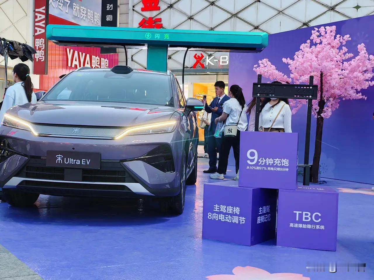 看雷军那场15小时直播，真是把“老板亲自下场”的营销玩明白了。56岁的人，开着自