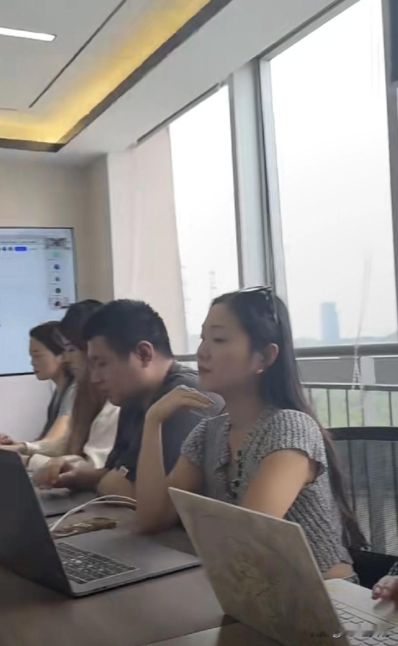 同村一个叔伯的哥哥，去年（60岁）退休的，退休金一个月能有个3000多块钱。退休