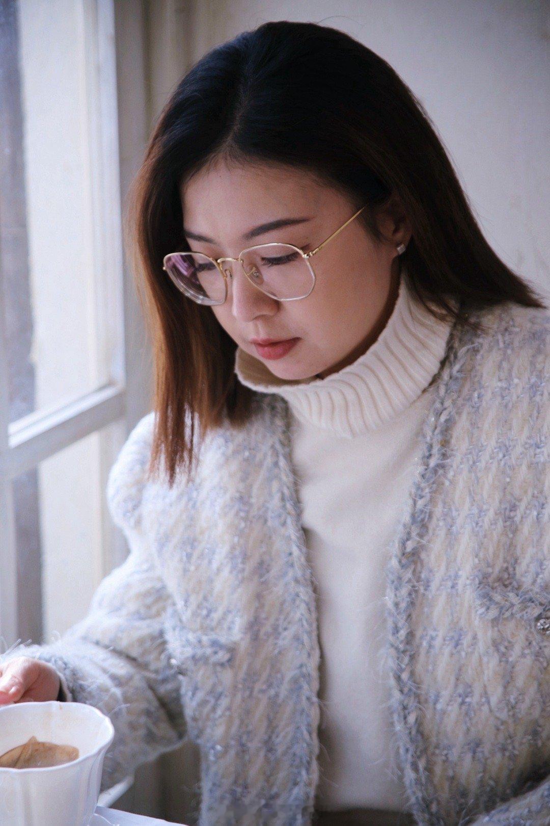 给我嫡亲的妹妹做推广，呐，看我手里抱着的就是她，