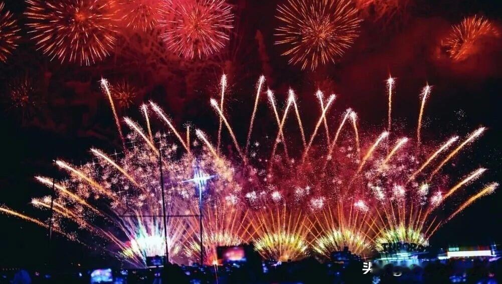 已经不太记得泸州上次春节举办大型烟花秀是哪年了。

不过目前已经确定的是，泸州2