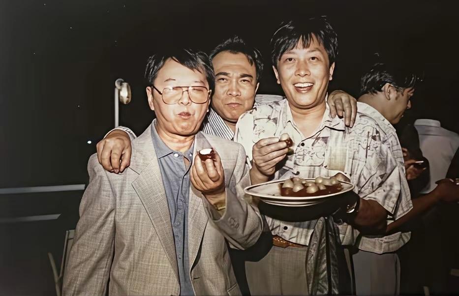 90年代初，导演王扶林与演员鲍国安、唐国强的一张合影。

当时，正在拍电视剧《三