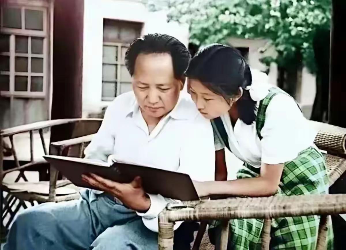 老人家的旁边是他的女儿吧