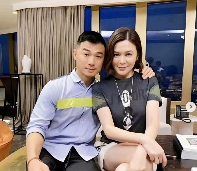 之前总是说杨振宁老夫少妻，男的82女的28，现在香港老牌女星关之琳也很厉害，女的