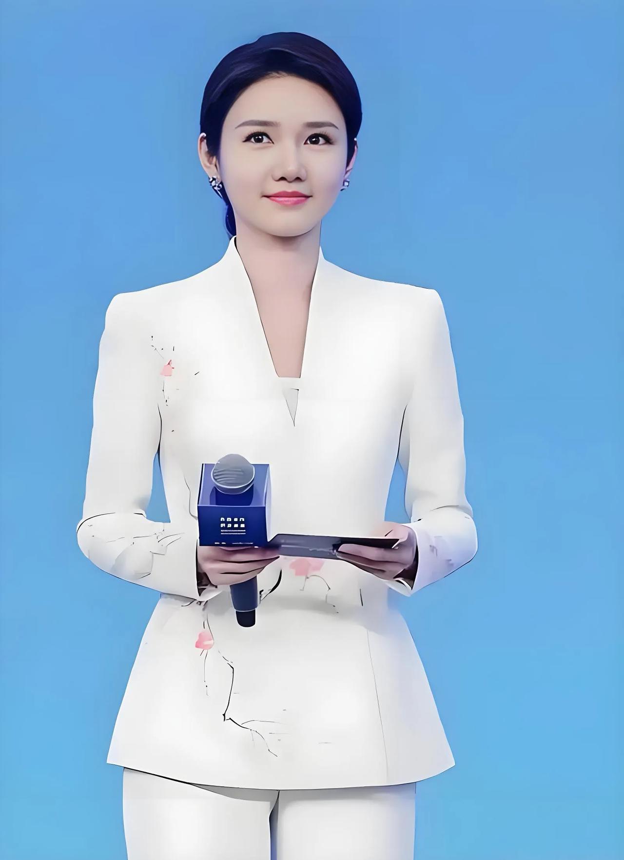龙洋一出场，气场直接拿捏住
主持功底尽显，谈吐落落大方
妥妥央视舞台亮眼的实力派