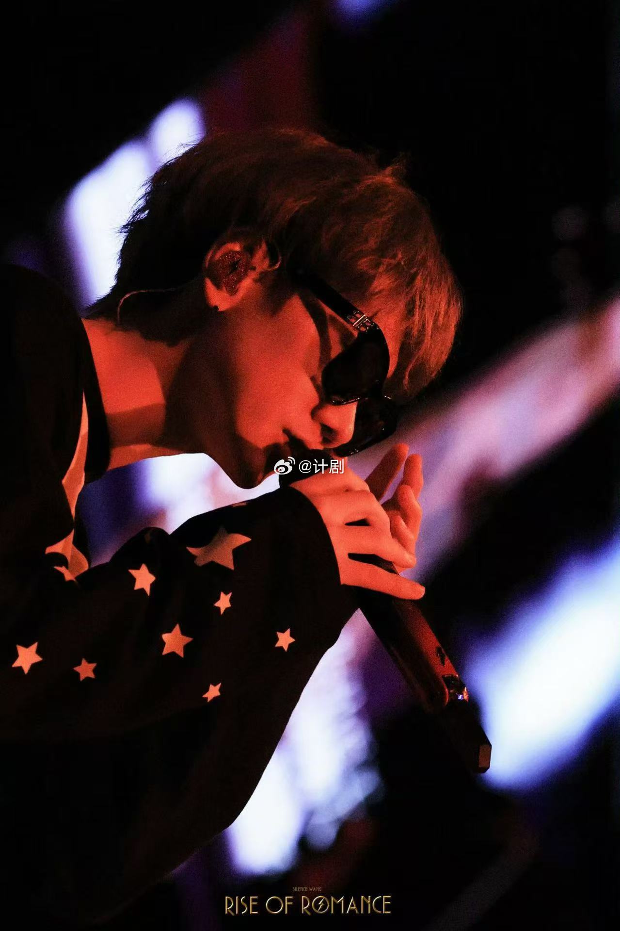 汪苏泷世巡纽约场上座率 汪苏泷纽约场座无虚席！一眼看过去密密麻麻全是人，华语影响