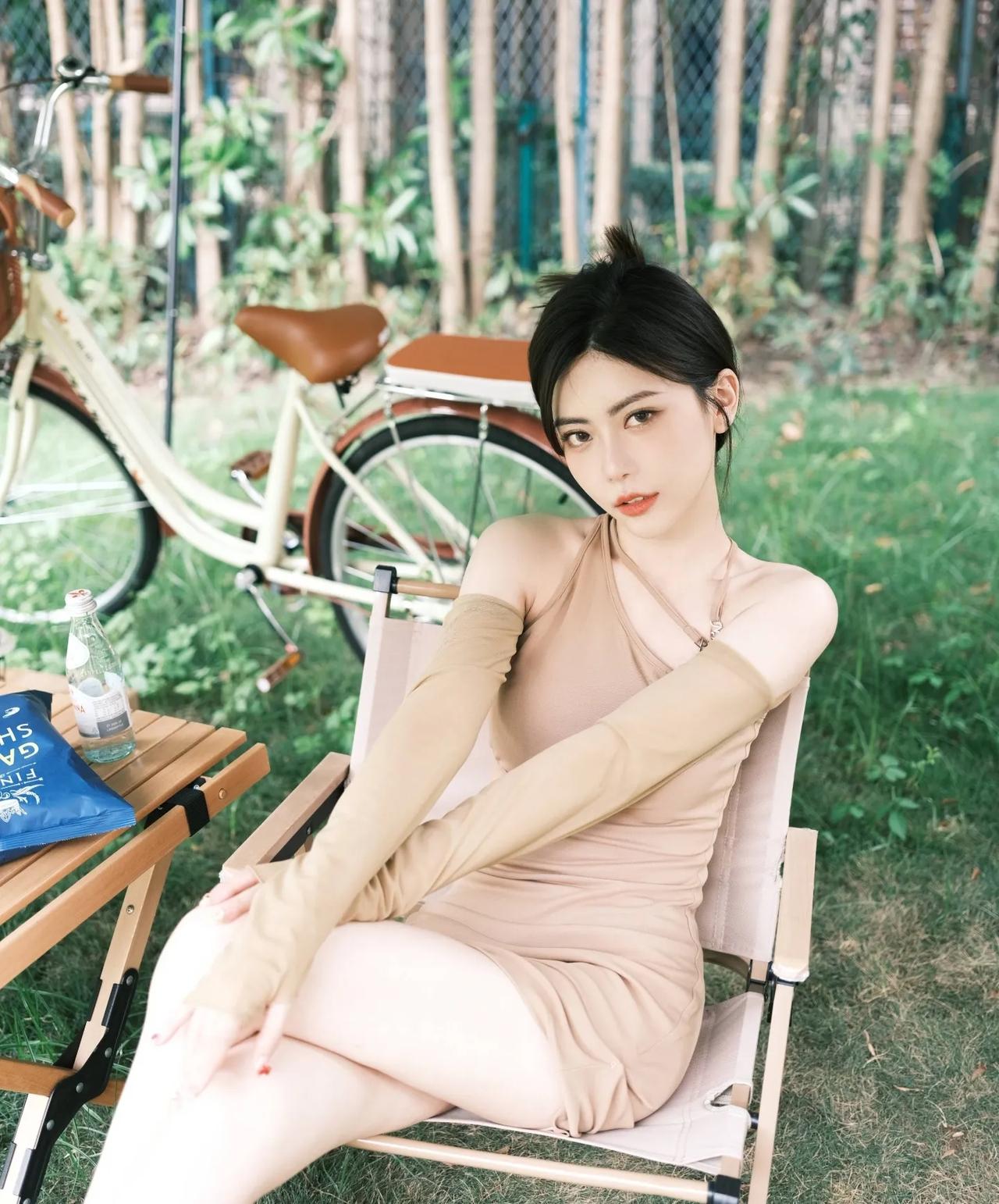 女主播周淑怡夏日写真，仔细看她其实身材和颜值都很棒，完全不输给任何女明星，明明可