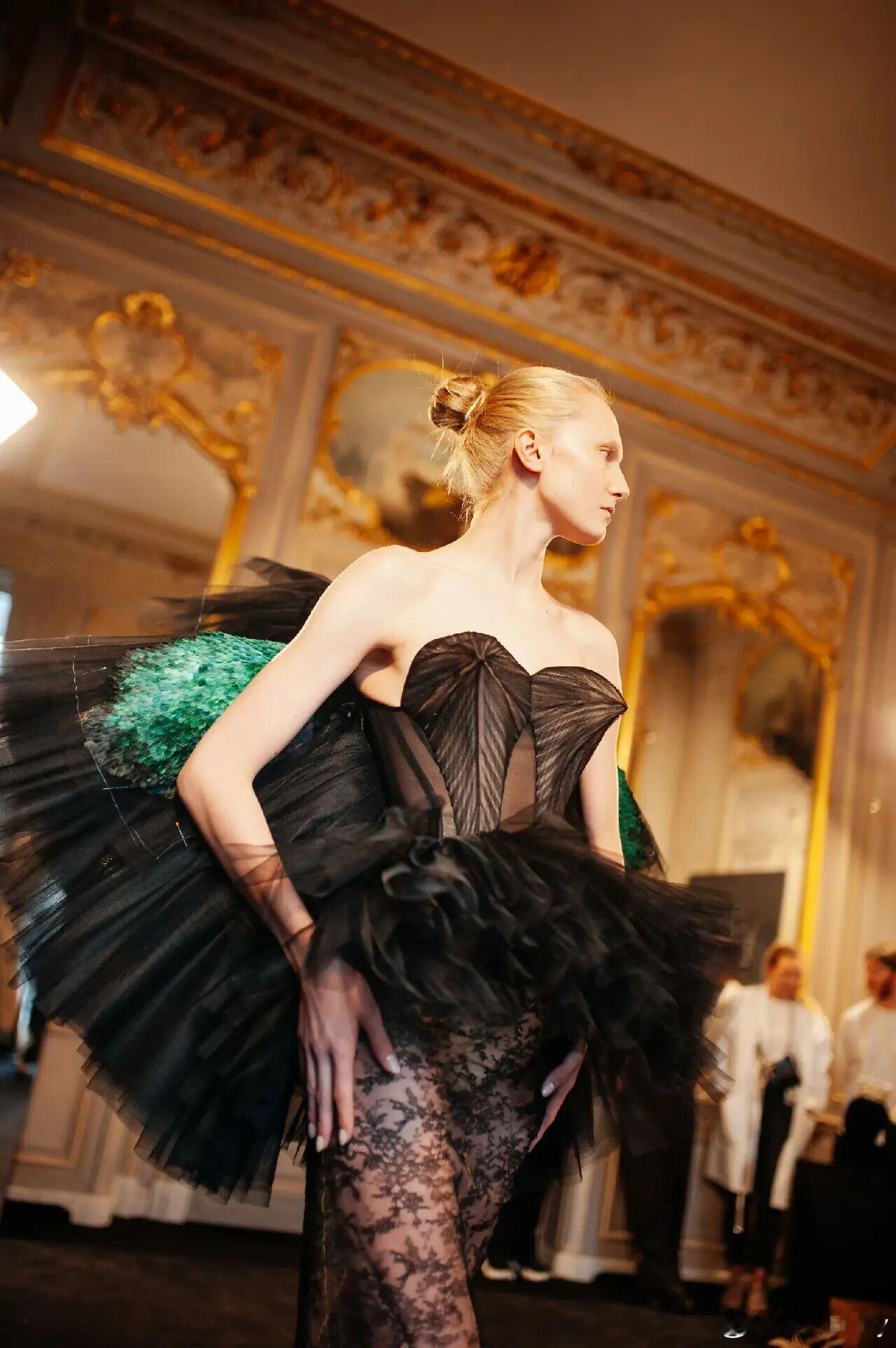 巴黎高定时装周大秀直击 Schiaparelli 2026春夏高定撕碎高定“高高