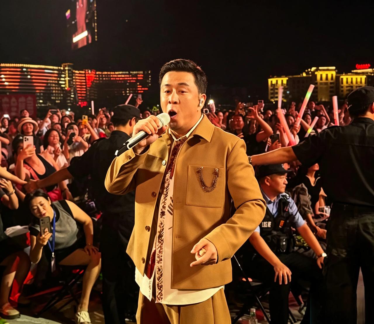 同样拥有独特嗓音，你能听懂杨坤歌曲里的情绪吗？
 很多人都承认，杨坤的嗓音在华语