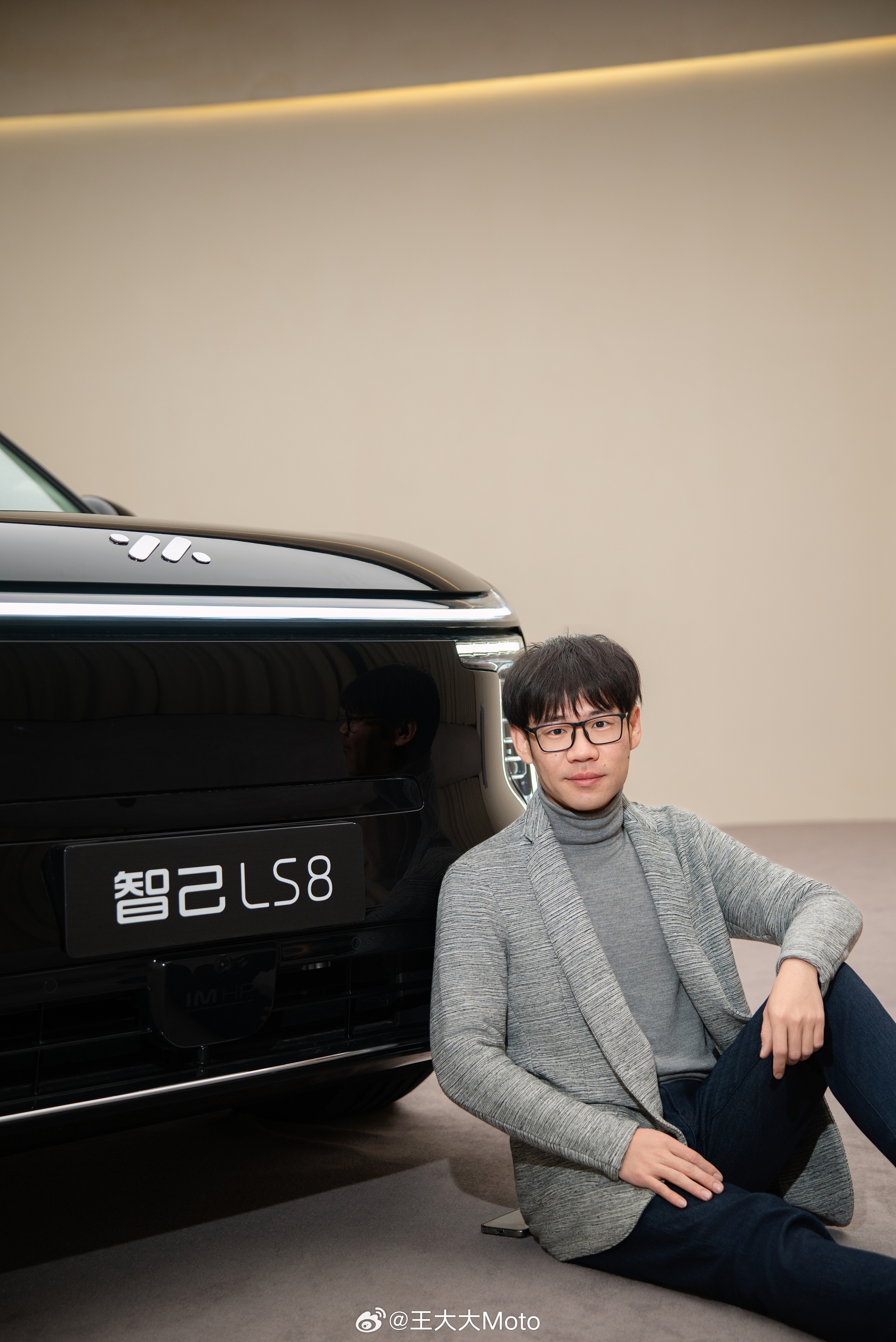 刚拍完智己LS8如果一般消费者看车很容易把它看成它哥LS9设计语言一脉相承一看就