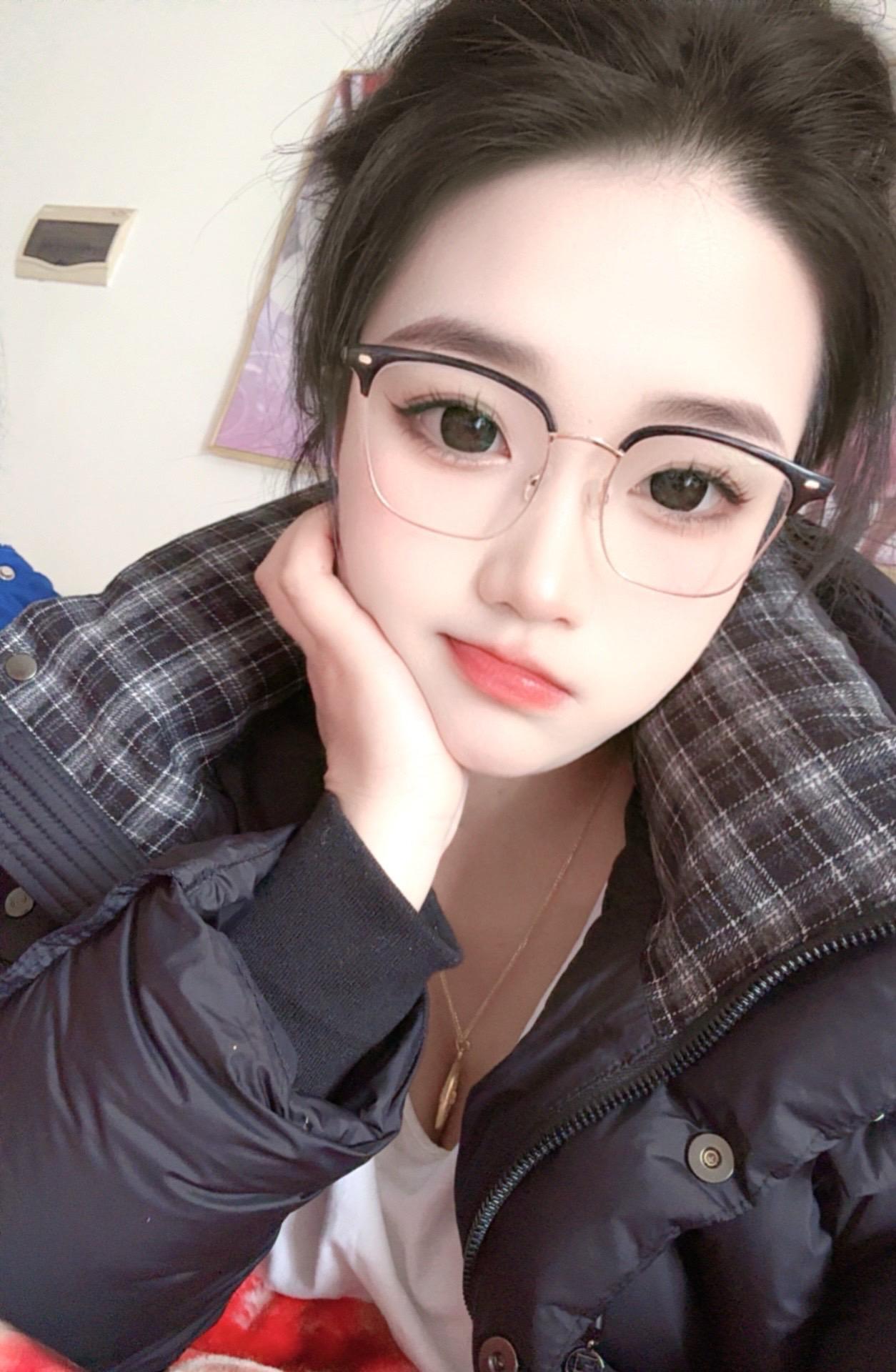 年轻不懂事 懂事不年轻 于是人们有了后来  可明明唱着后来 却想起从前