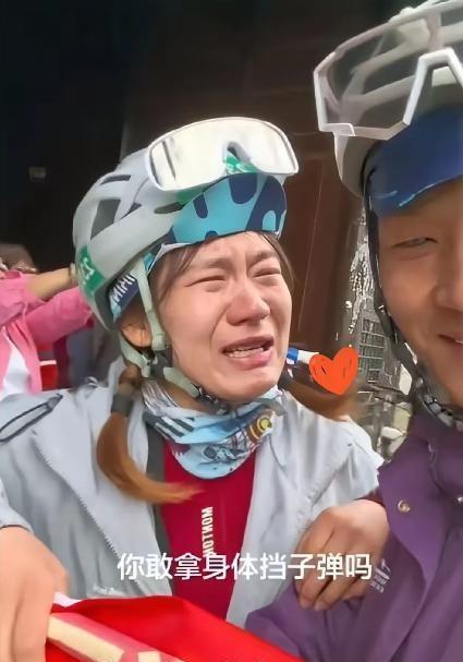 5月7日，一名女子和丈夫在四川甘孜旅游时，踏上泸定桥的一刻突然嚎啕大哭。她哽咽着
