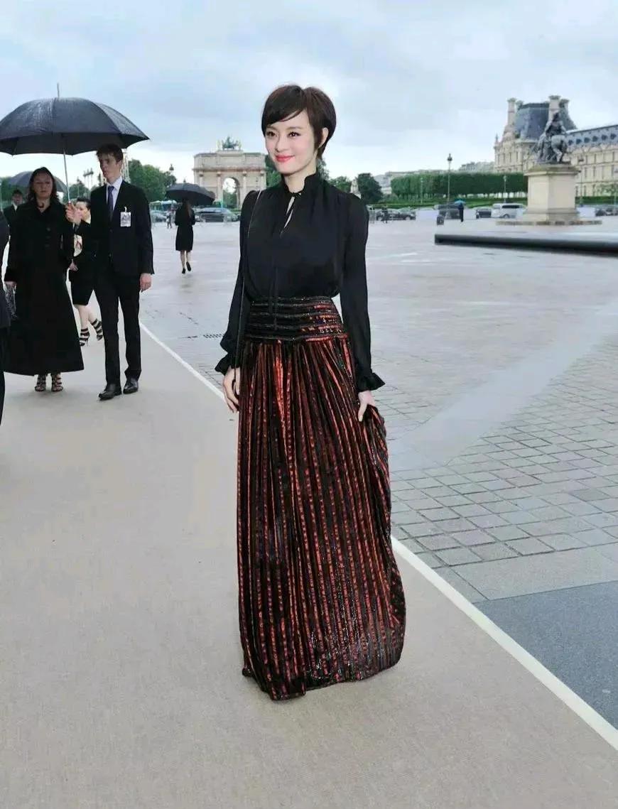 不露肉也能很吸睛，孙俪出席巴黎时尚活动，这一身，简直就是优雅的代名词，长衫长裙都
