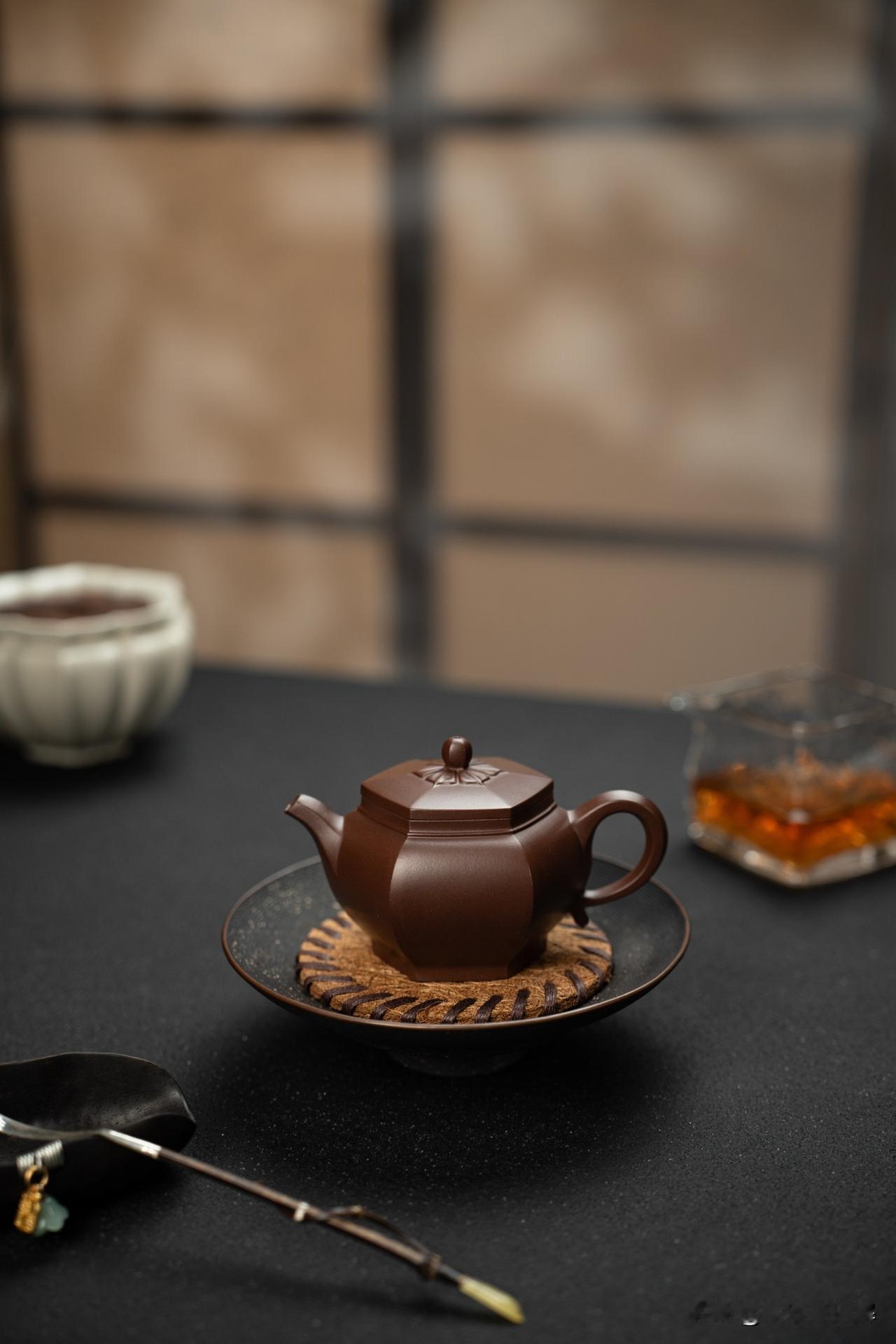 “名壶”不仅制作精绝，制作者还需要有“名”，像历史上的大名家时大彬、李仲芳、徐友