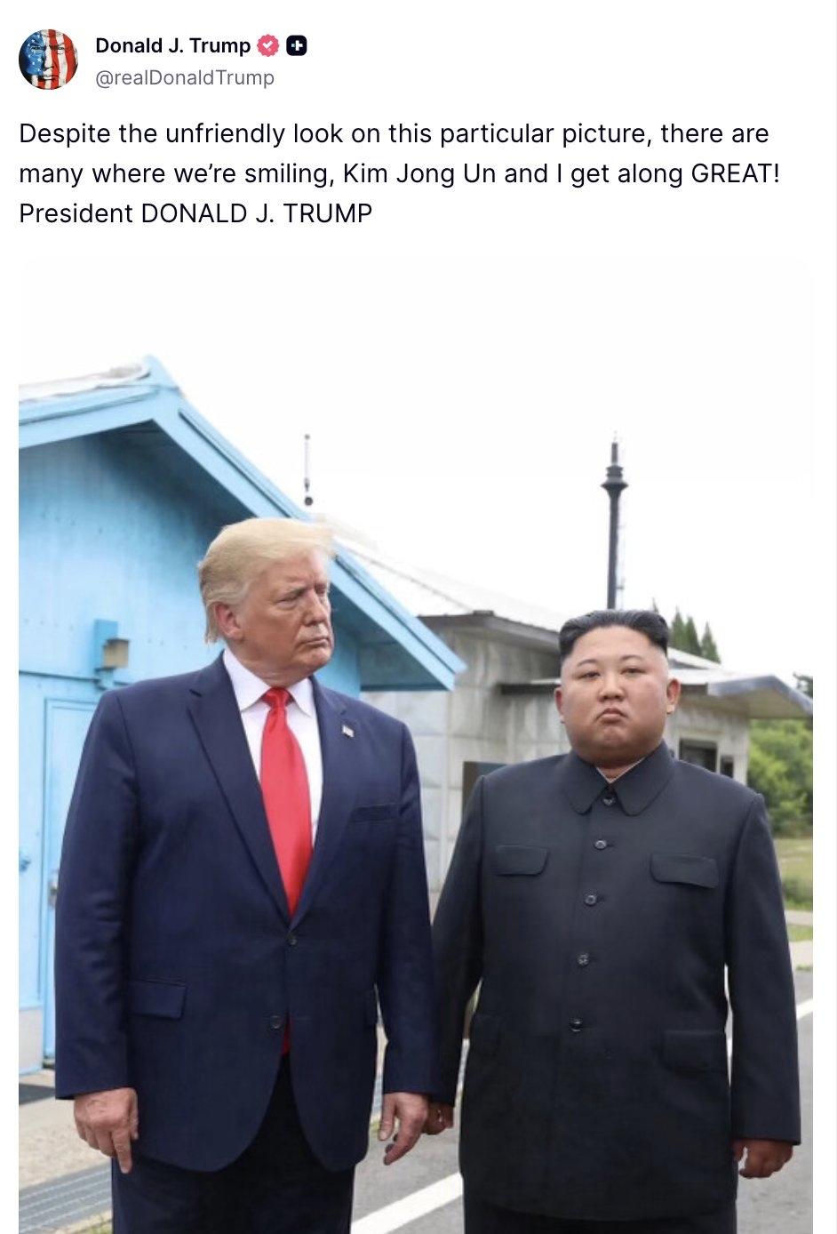 特朗普8月15日在社交媒体上发布了一张他与朝鲜最高领导人金正恩的罕见合影，照片中