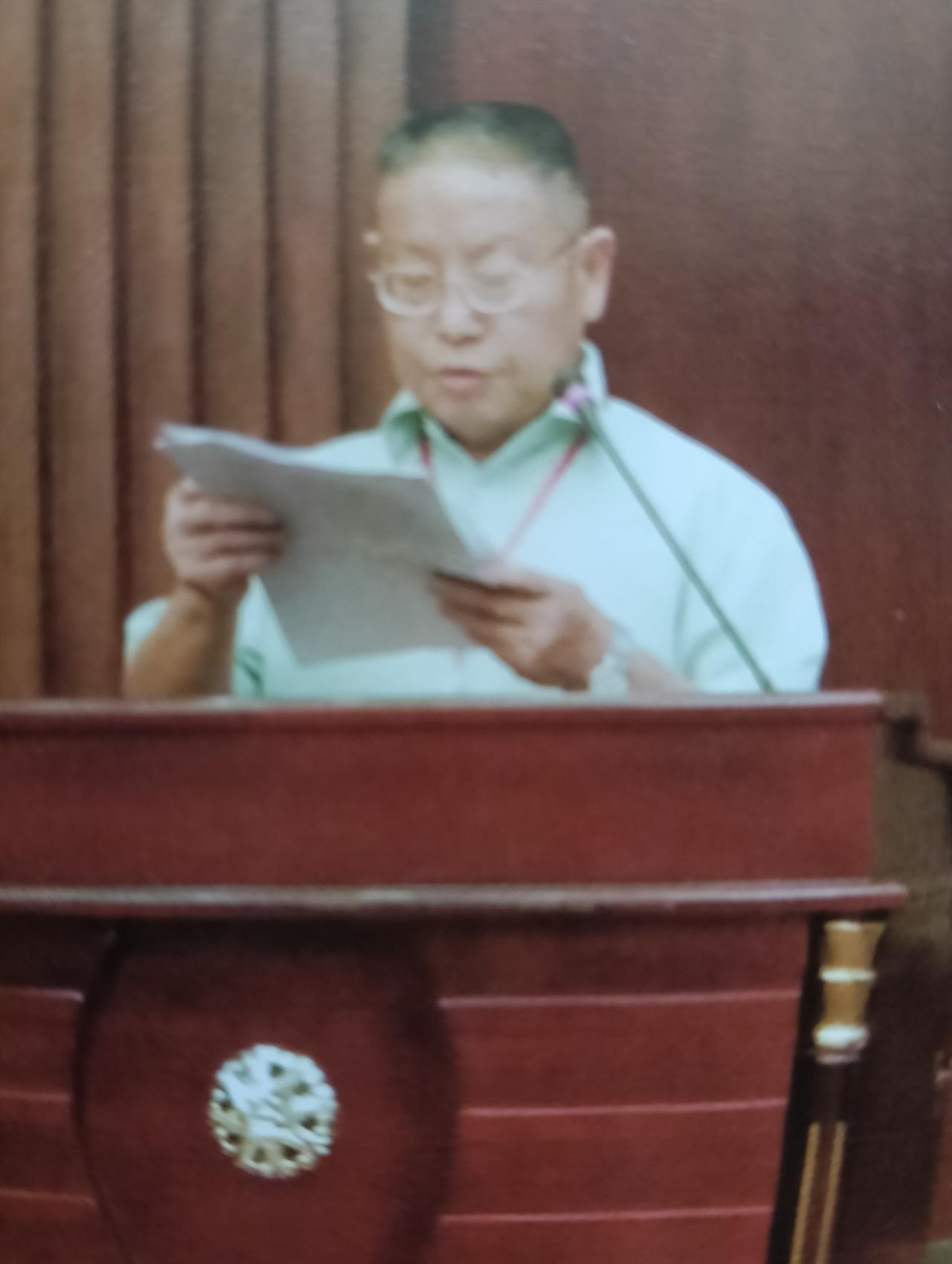 喜读元旦献词五首
          祖德润

送罢金蛇迎马年，
神州处处凯歌传