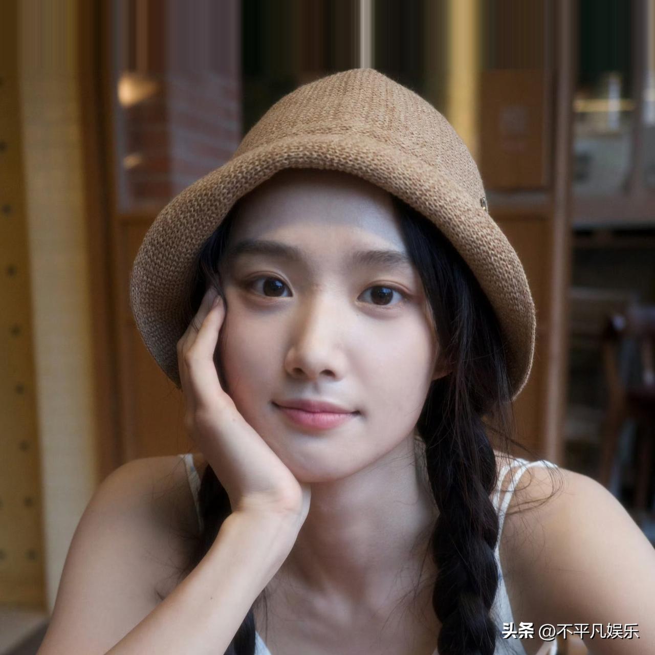 卢昱晓的一组吊带碎花裙造型，把夏日松弛感揉进了细碎的光影里。浅底色裙身缀着淡粉与