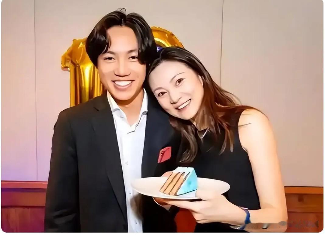 这张是陈婷与二儿子张壹丁的合影。陈婷确实年轻漂亮，看不出他们是母子关系。张壹丁入