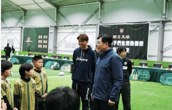 被日本足球培训班低收费惊到一位中国家长在日本为儿子报足球培训班，每周三次训练课、