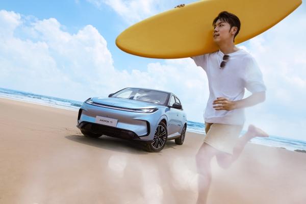 极狐 T1 的环抱式科技座舱是 A0 级市场中的独一份存在。15.6 英寸中控屏