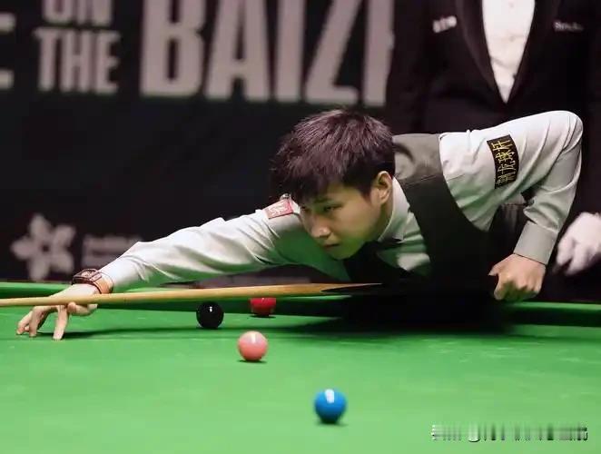 赵心童三连鞭逆转傅家俊
北京时间12月27日，2025年斯诺克苏州邀请赛，赵心童