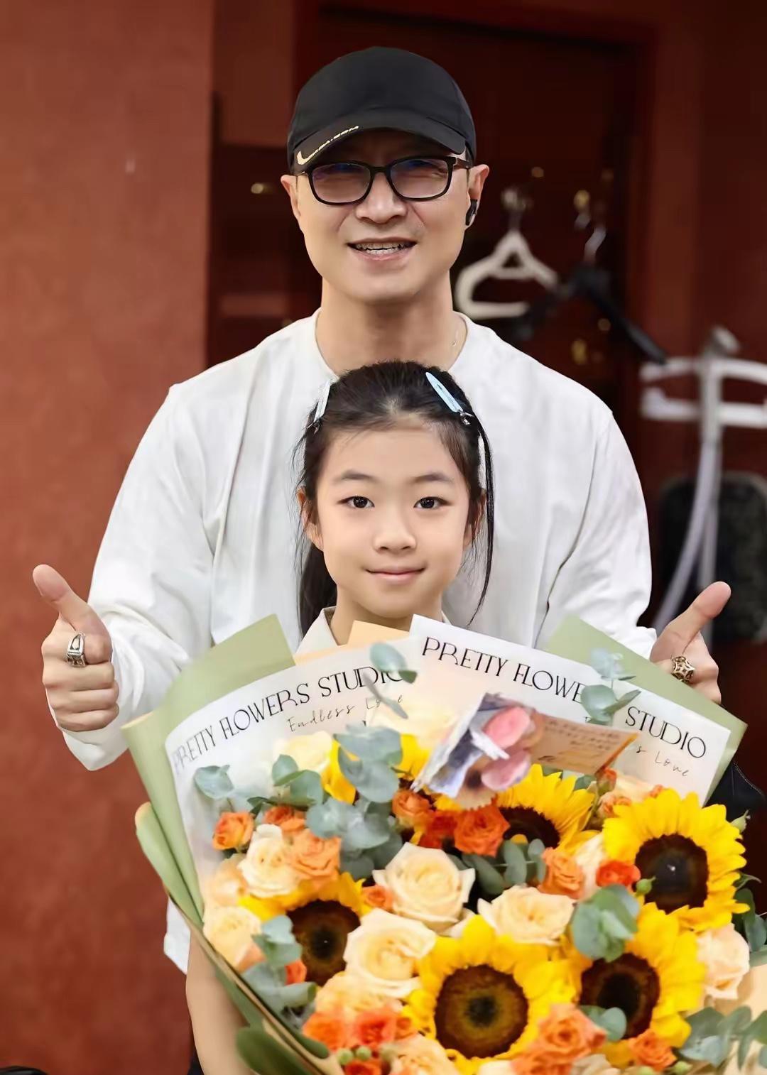 看汪峰和女儿在一起多幸福，搞不懂章子怡为什么要和他离婚，两个人刚结婚和章子怡生孩