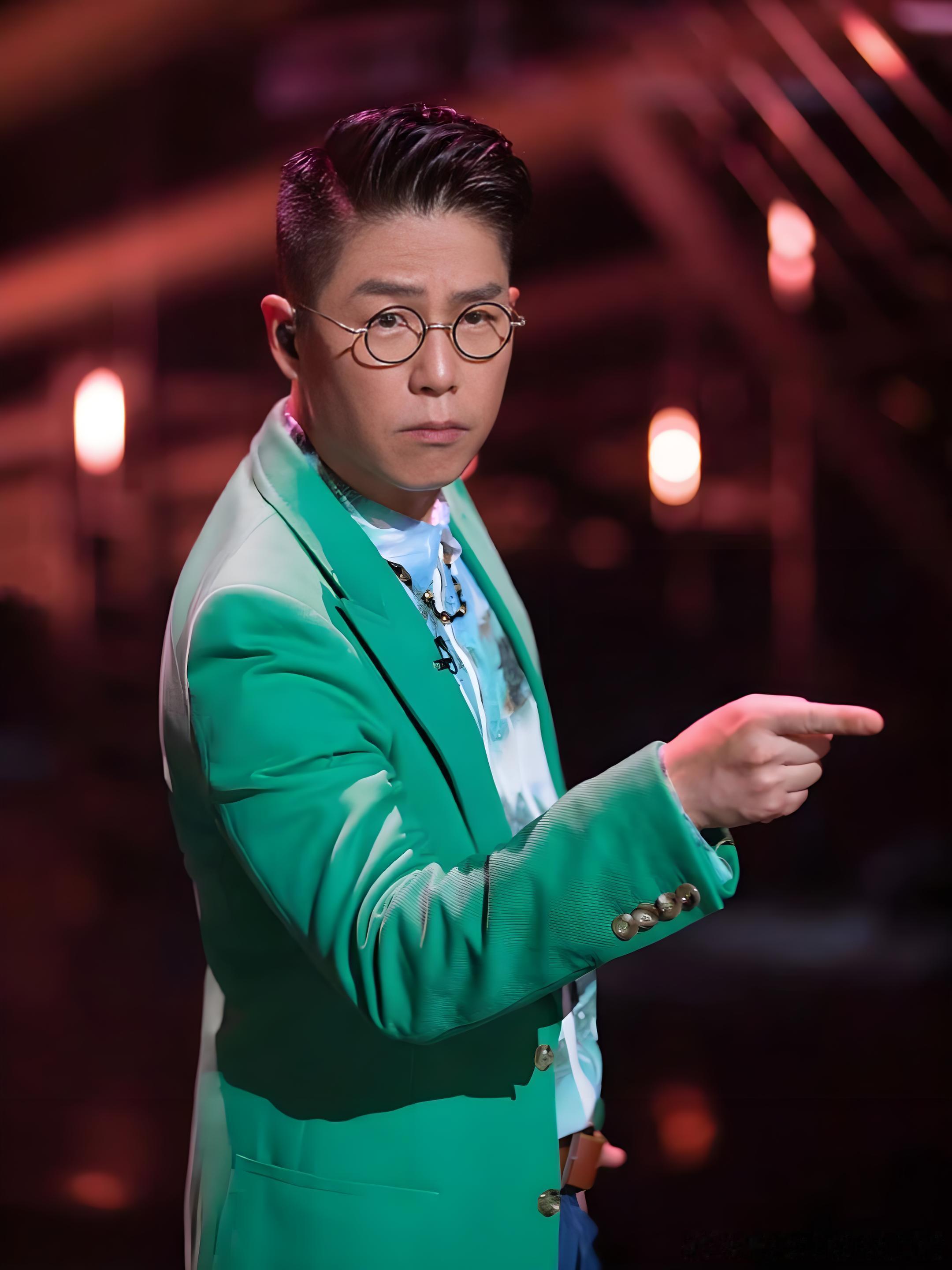 林晓峰一秒抵达披哥录制现场林晓峰又回披哥啦，还记得第一季他那独特醇厚的嗓音，至今
