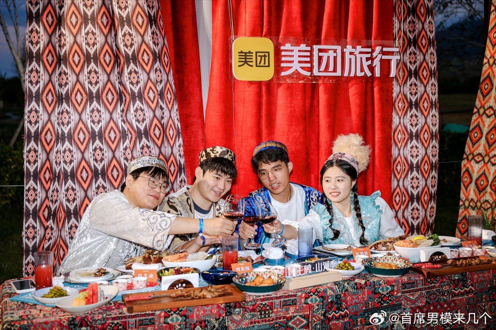 想去伊犁的心藏不住了 在篝火旁跳舞、在牧民家吃饭、学做本地美食、穿民族服饰拍照，