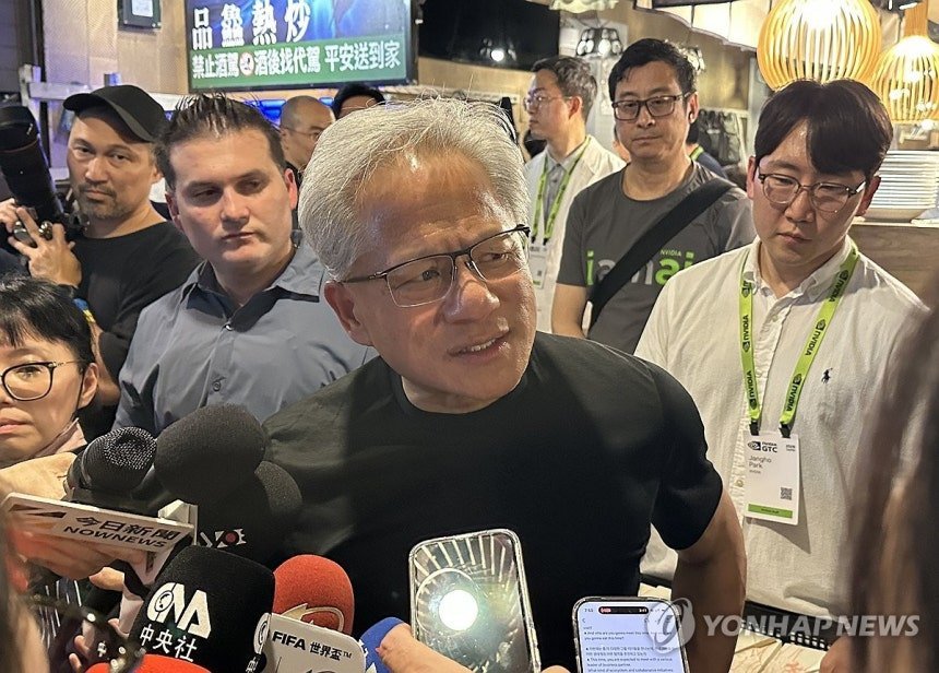 黄仁勋抵达韩国与T1选手见面 合影环节与选手一起摆了招牌动作！黄仁勋做Faker