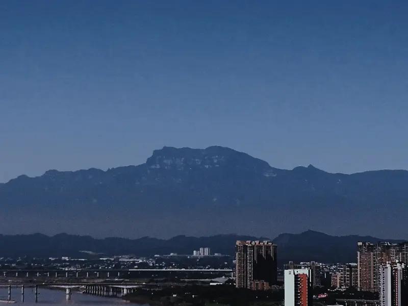 “云烟有意一川秋，人生无意二相惜”，这两句颇有韵味。就像乐山与眉山，虽隔岷江却心