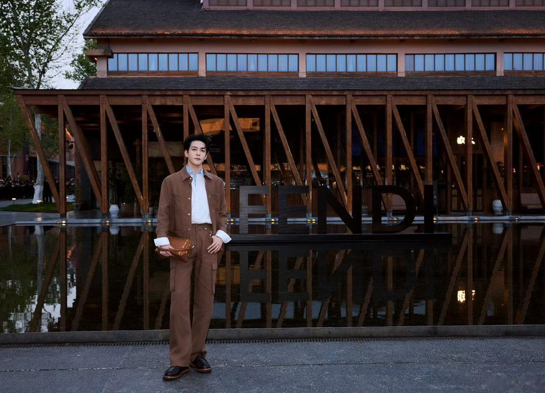 Fendi发的曾舜晞曾舜晞fendi官摄FENDI官摄的曾舜晞真的杀疯了！罗马意