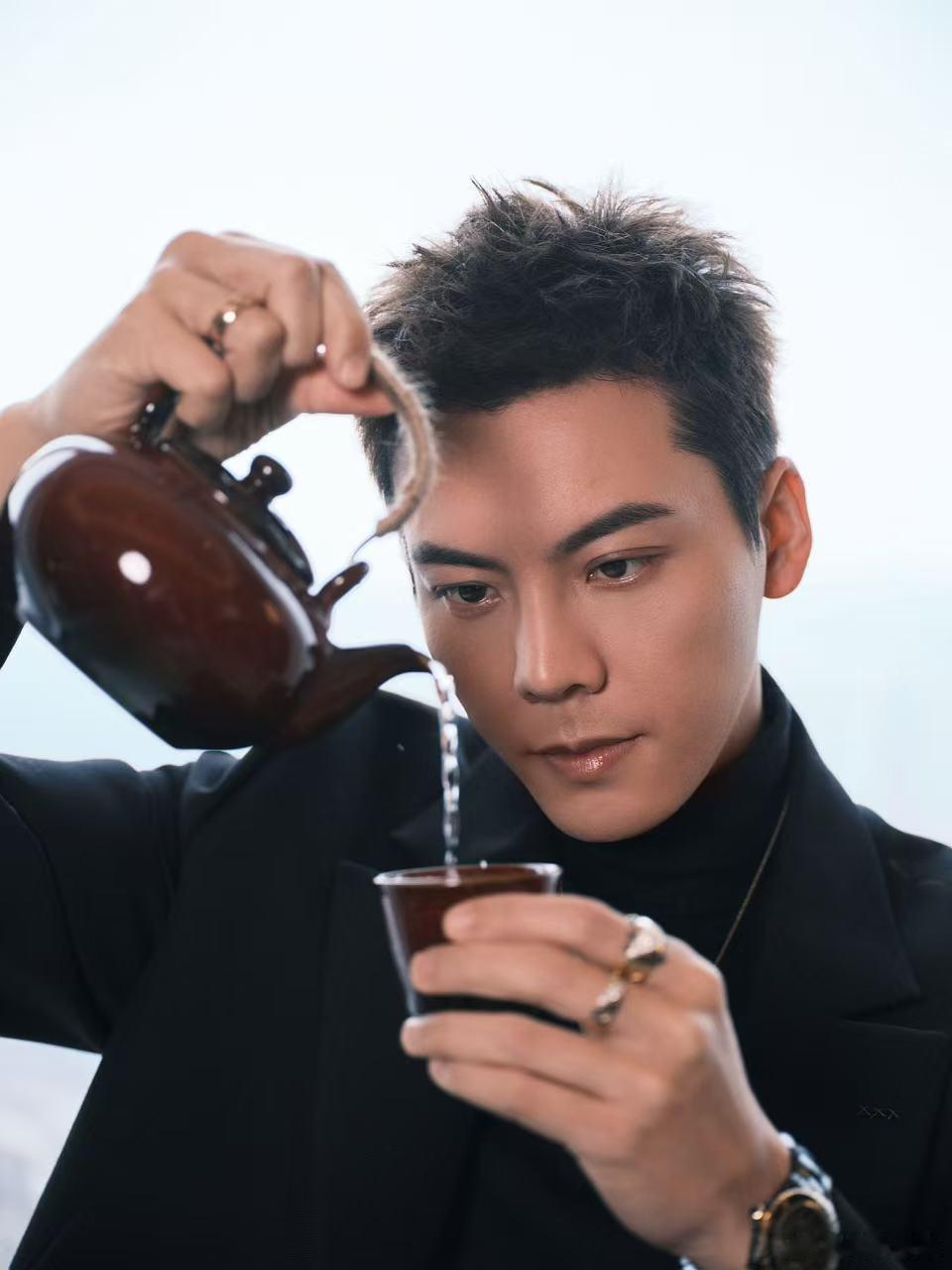 陈伟霆 神父 走在红毯上，陈伟霆不仅仅是明星，更像是神父一样带着神秘与优雅，他的