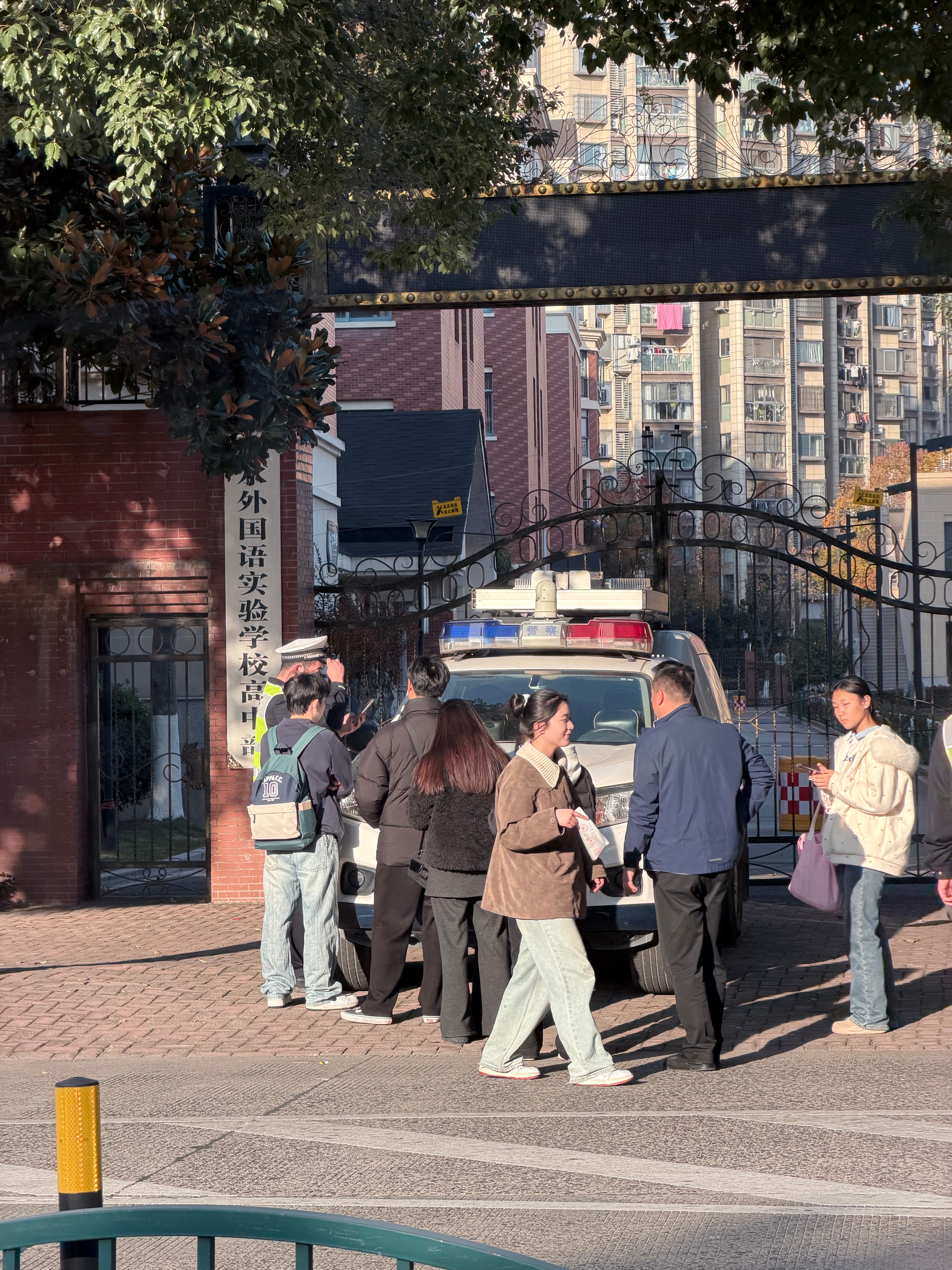 让你们骑电动车不戴头盔，共享的也要戴，都是安全保障啊