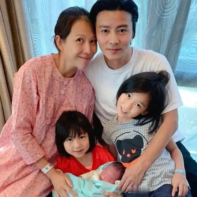 50岁的明星夫妇蔡少芬和张晋住在香港的豪华小屋里，这个小屋虽然面积不大，但他们非