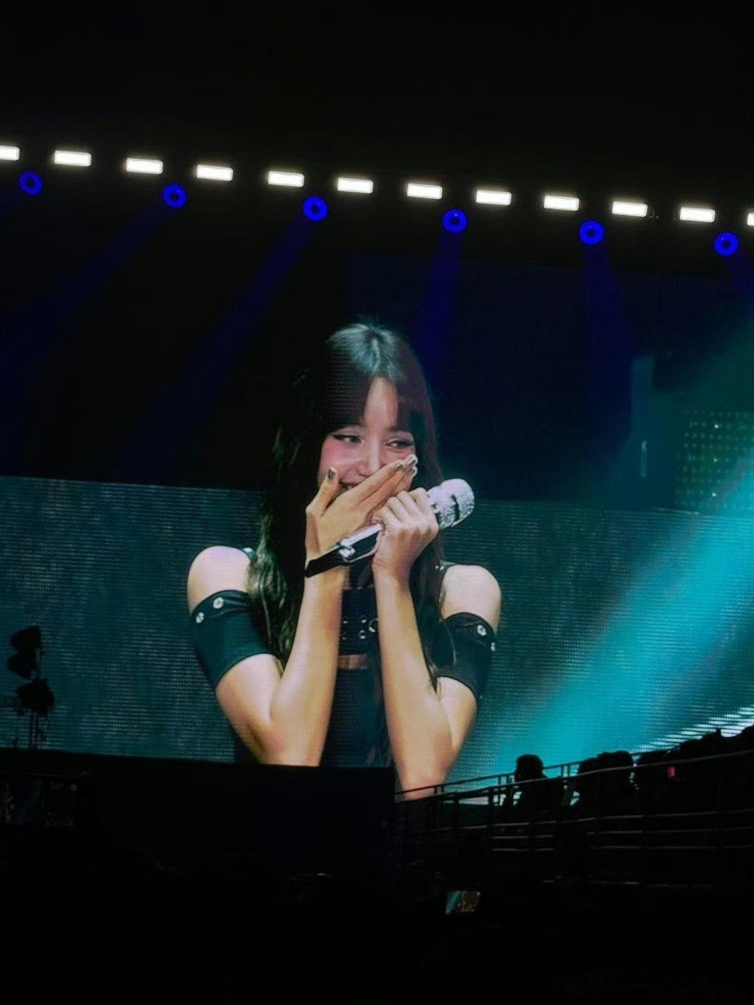 #Lisa时隔三年跳螃蟹舞#Lisa再次跳起螃蟹舞，现场气氛瞬间燃爆，超萌互动让