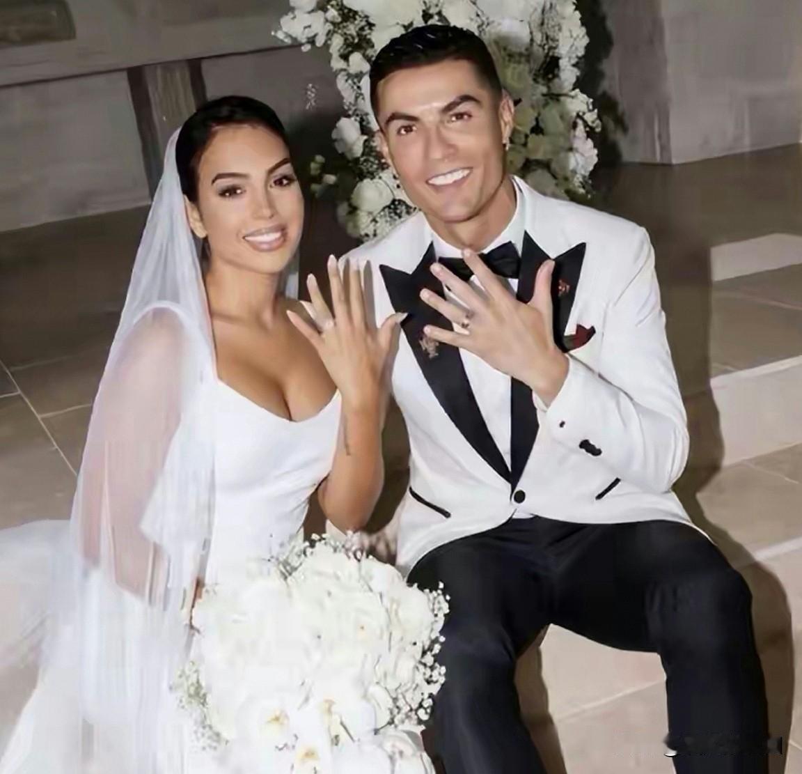 有点让人惊讶。
今天凌晨C罗在社媒晒照官宣完婚。大家都知道C罗和乔治娜已经共同生