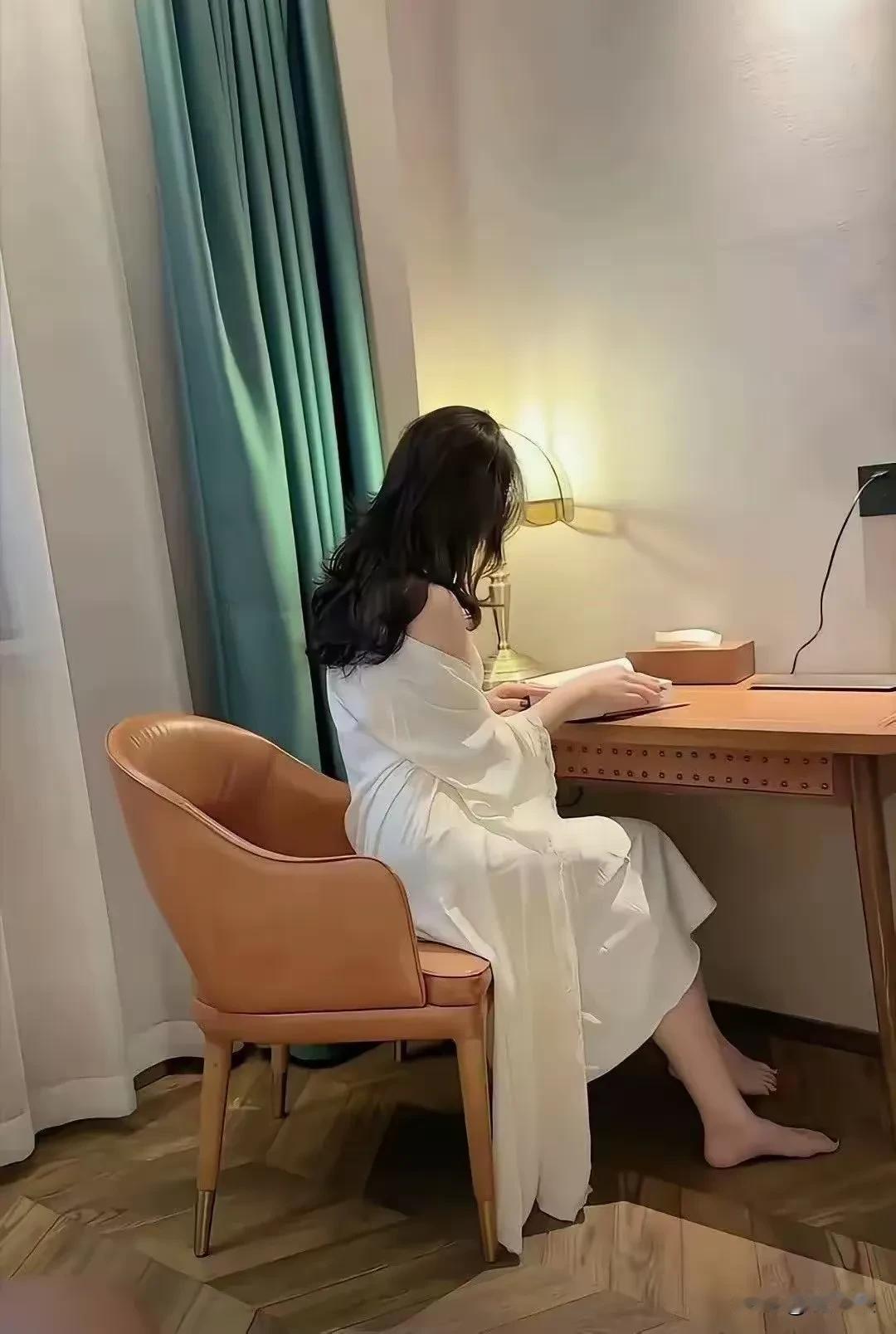 更深夜静，你的爱妻还在加班处理文件。一切是那么的幸福，那么的美。