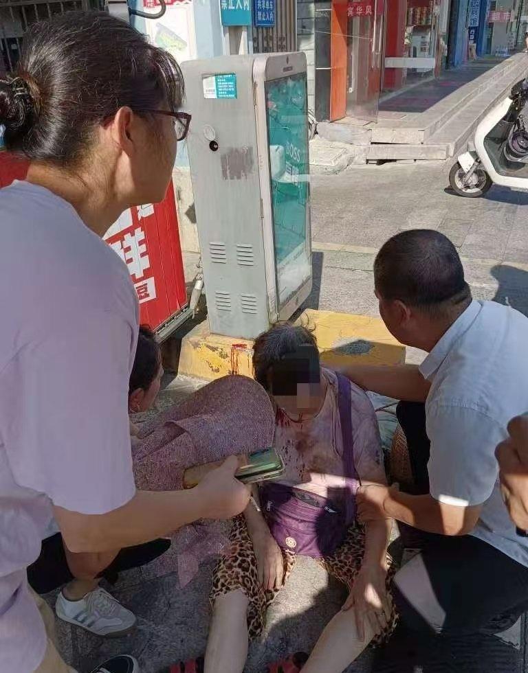 近日，宁波市海曙区社工樊晓东走访时，发现居民范阿姨晕倒在地，额头流血、右手骨折。