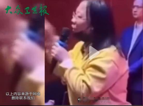 “终于有家长站出来了！”近日，一位妈妈在大庭广众怒斥校方：“你们敢不敢把教室里的