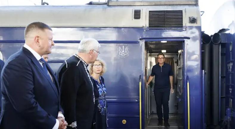 英新首相抵达基辅

俄乌冲突已进入第五个年头，在乌克兰的独立日之际，英国新任首相