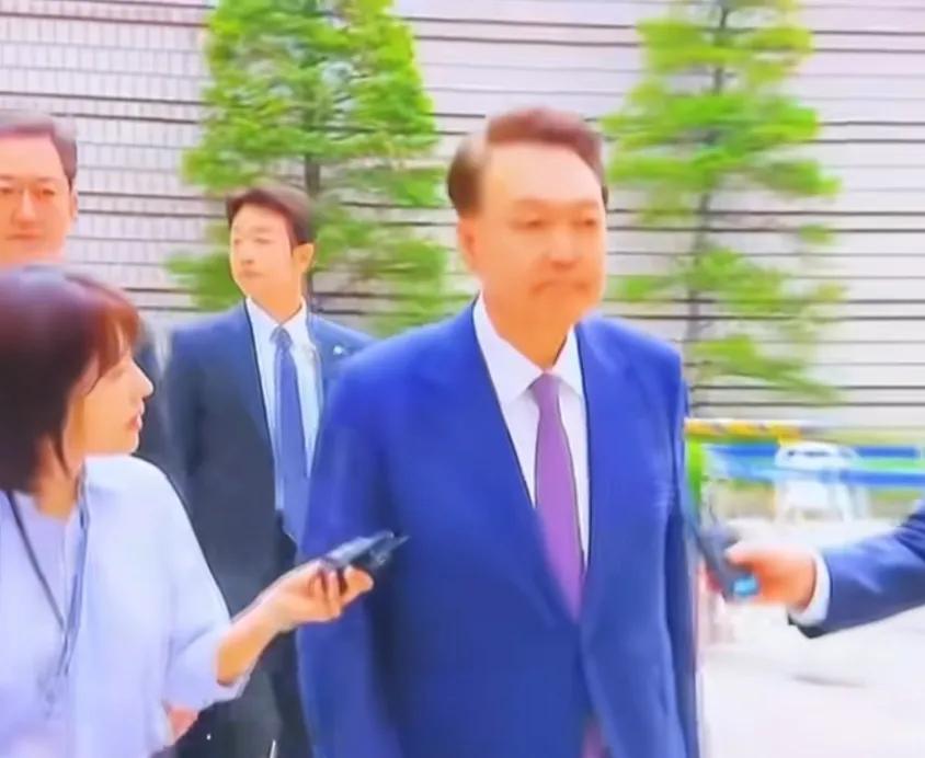 尹锡悦第七次刑事审判开庭，但是尹锡悦的一身穿搭显得有些不伦不类，上身穿着蓝色西装