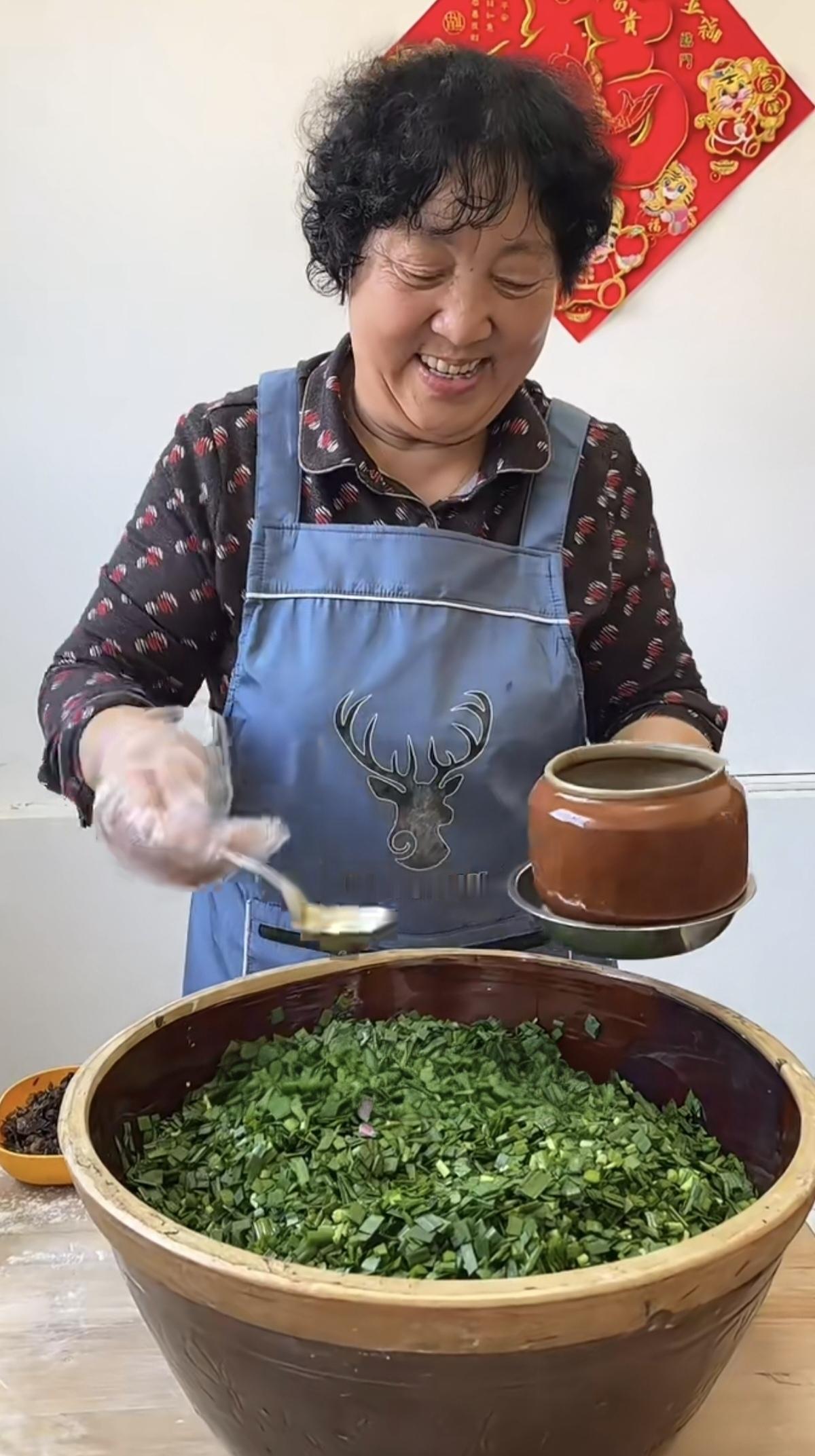 切好韭菜放点油，
锁住水分不外流。
肉丁木耳掺里面，
…………………………
请你