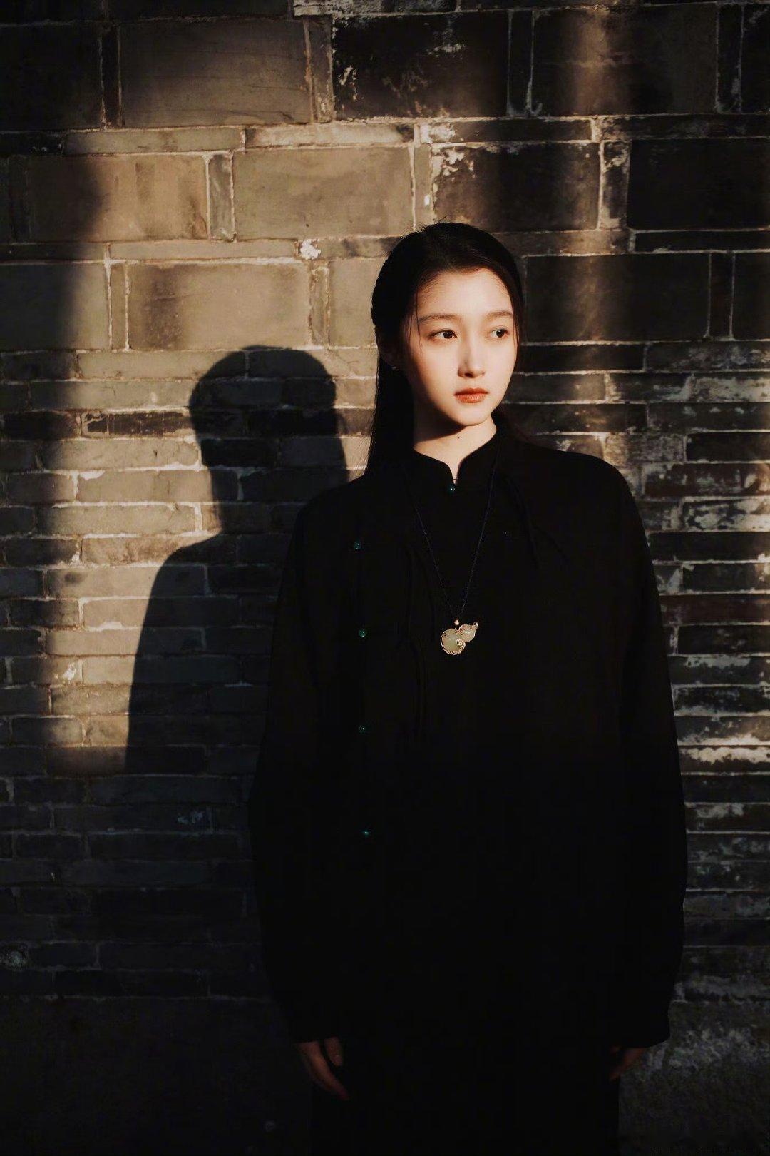 #关晓彤新中式造型#这个造型真的美惨我了！[亲亲] ​​​