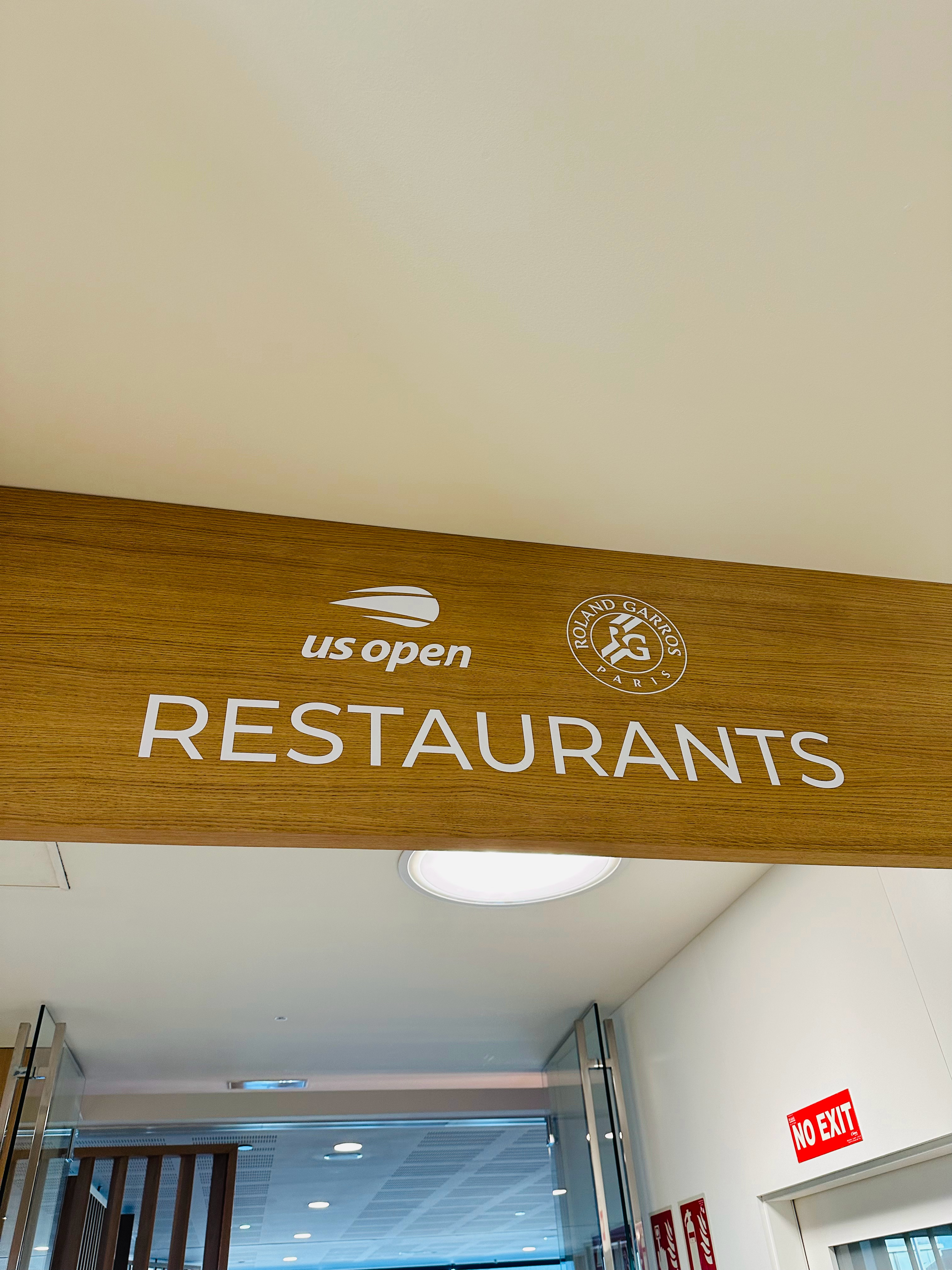 纳达尔网校的早餐是在罗兰加洛斯餐厅提供，稍后北京时间下午五点左右带大家直播看豆子