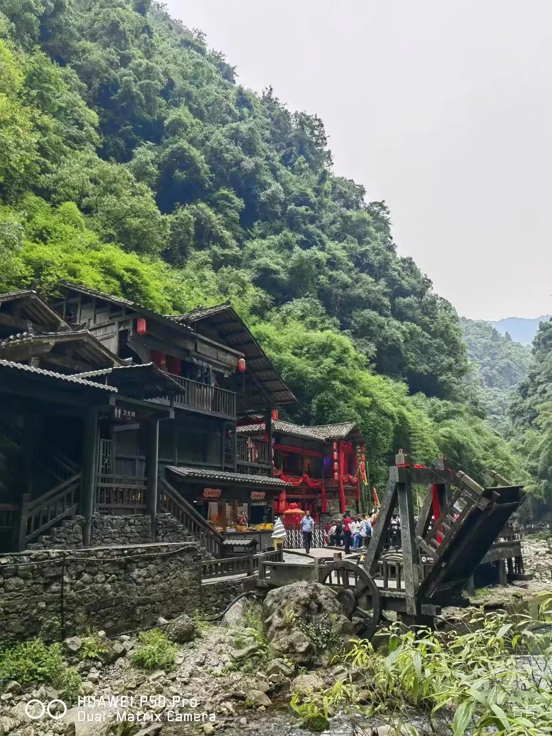 在宜昌一个人去哪个景区玩比较好三峡人家、三峡大瀑布、清江画廊等景区都值得一去。