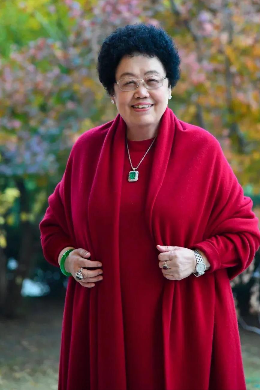 国画大师史国良，去拜访女富豪陈丽华，谈到紫檀，陈丽华说，你瞧瞧我这个手，即便你紧