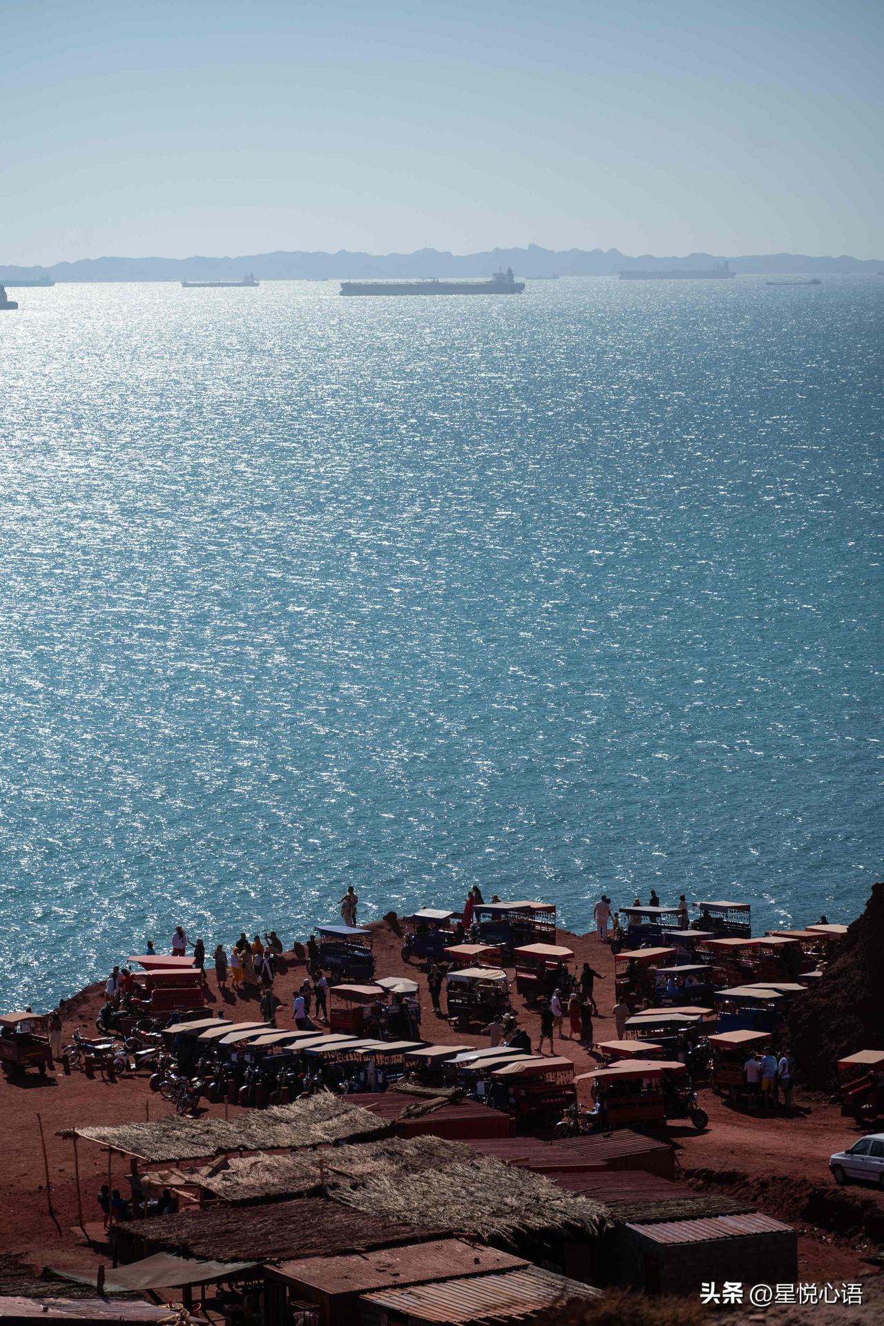 一起看看真实的霍尔木兹海峡是怎么样的呢？
这几天霍尔木兹海峡成了全球风暴眼，满屏